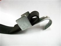 １．ゴムを折り返し金具にセットします。