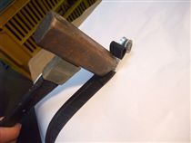 ４．ハンマーで叩きます。